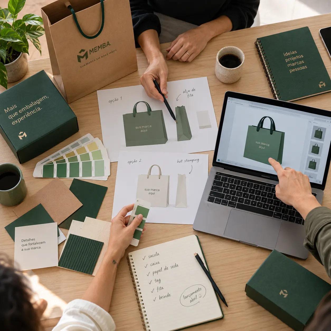 Equipe alinhando um pedido de produto personalizado